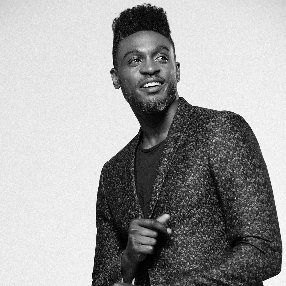 Corneille en blazer, portrait en noir et blanc.
