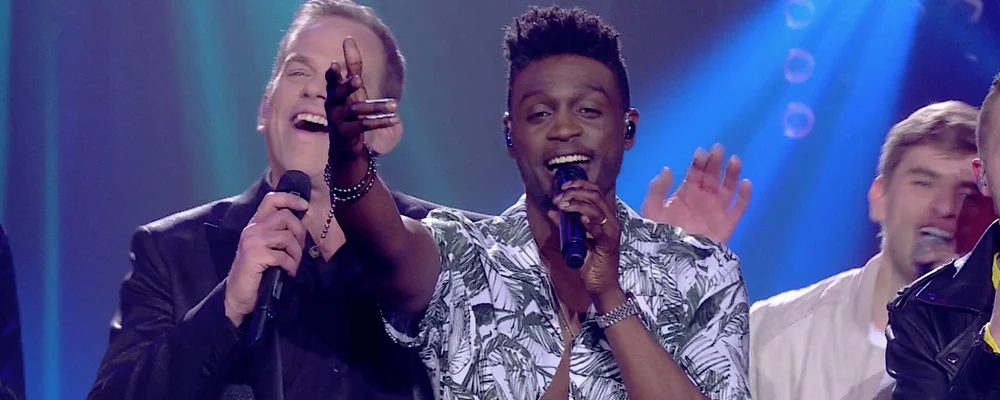 Corneille et Garou sur scène lors de la finale de La Voix 2018