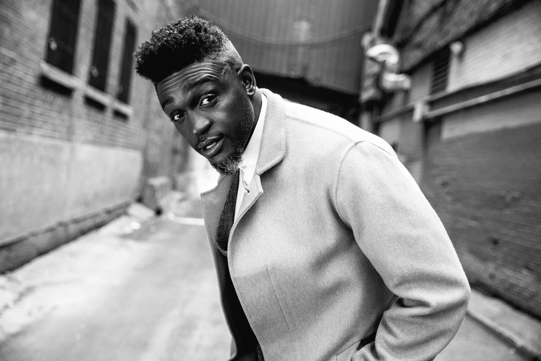 Corneille, portrait en noir et blanc dans une rue.
